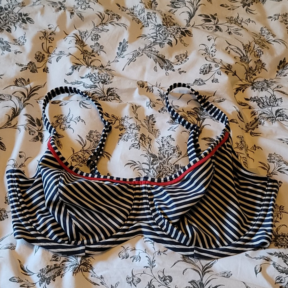 Swim top with cups